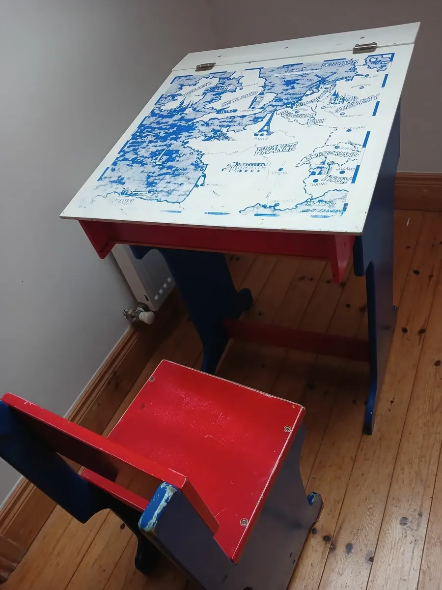 Children's desk - Image 1