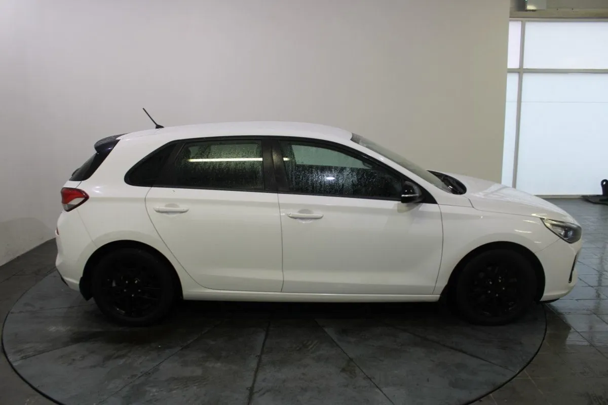 Hyundai i30 1.6 Diesel Deluxe Auto - Image 3