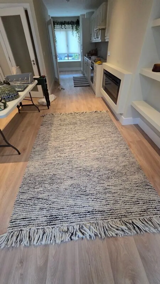 Large 100% wool rug - Image 1