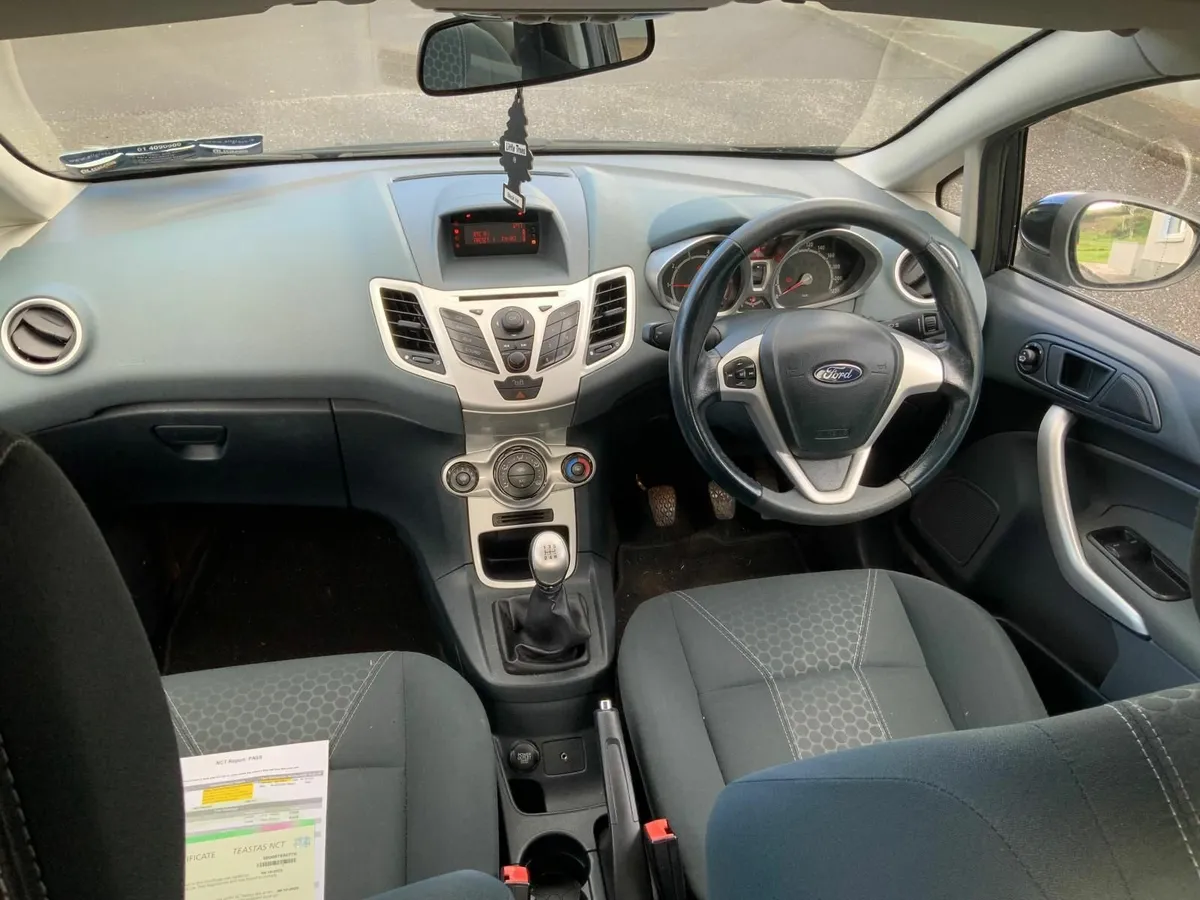 Ford Fiesta 2010 - Image 2