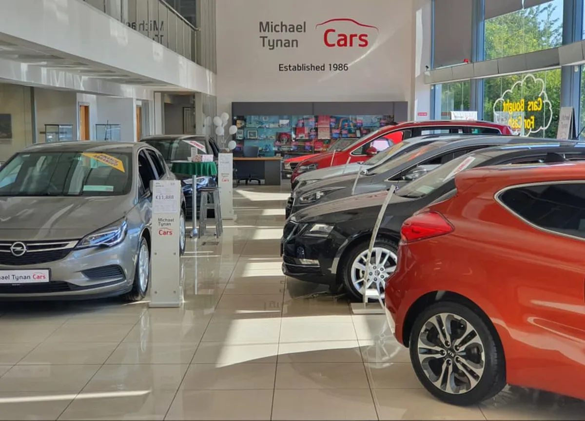 2018 VW Golf 1.2 CL, Petrol Auto, 17" Alloys - Image 3