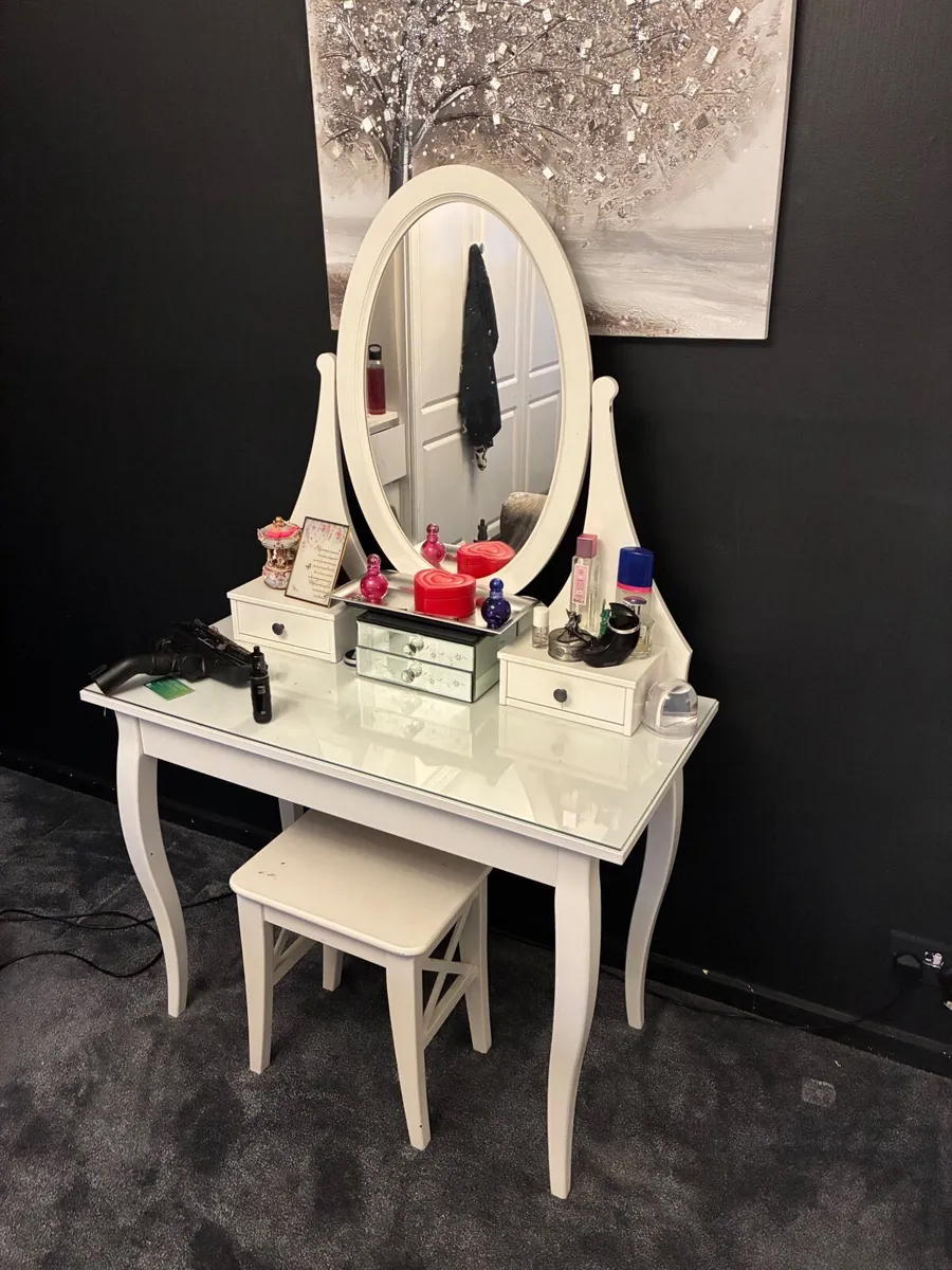 Beauty desk - Image 1