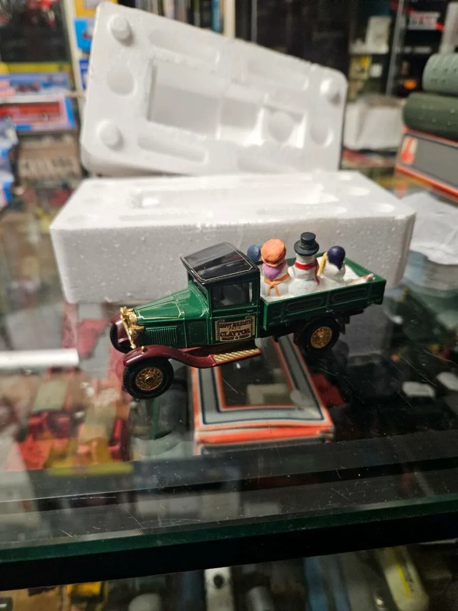 Matchbox Yesteryear Snowman Parade Truck - Image 1