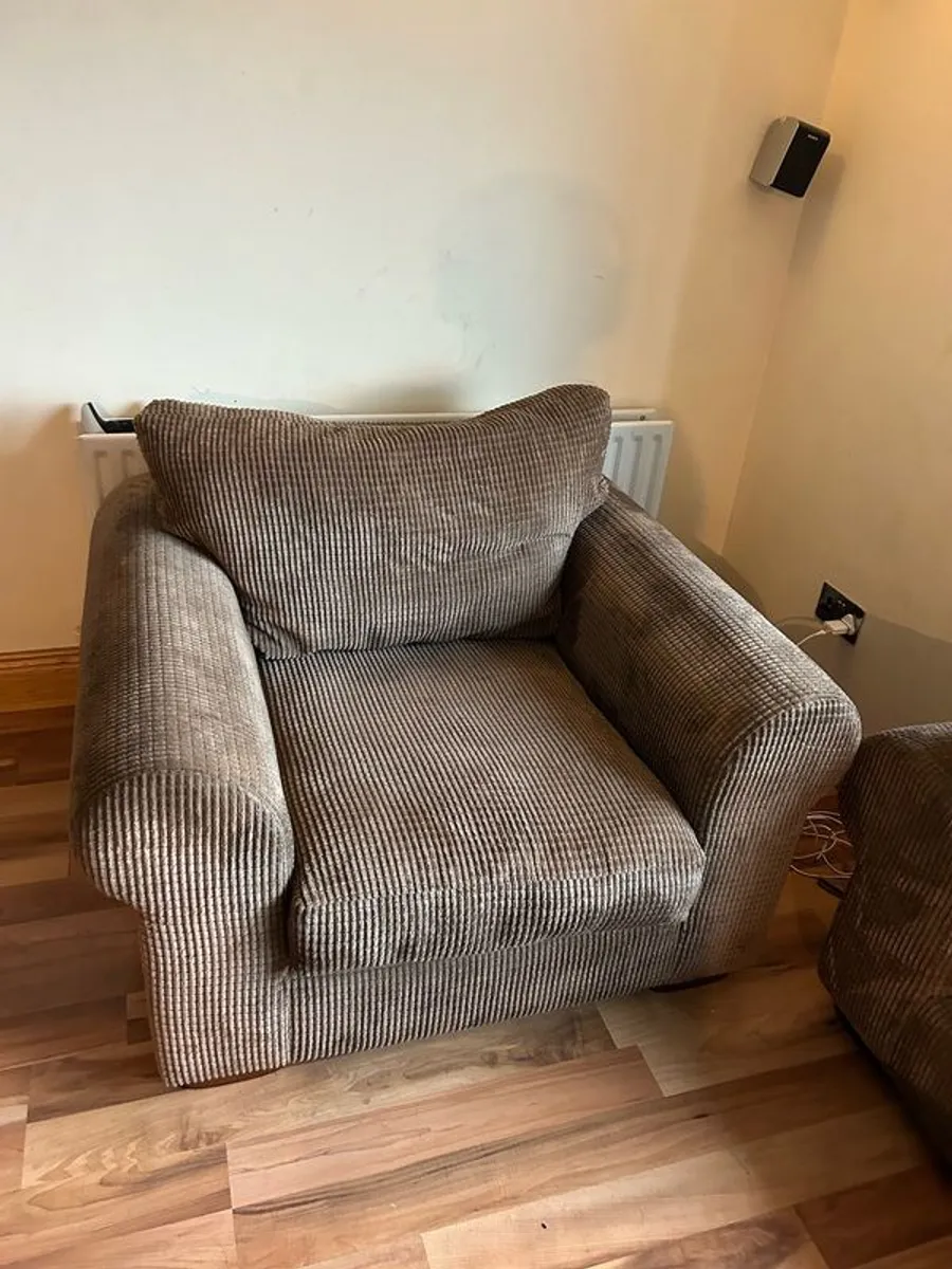 3-2-1 suite of furniture - Image 2