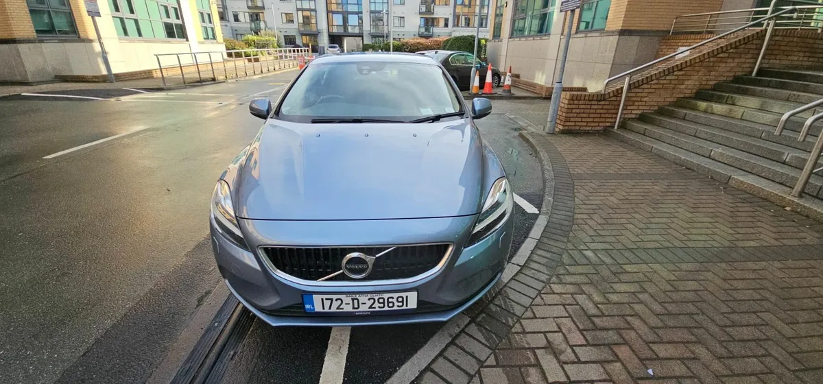 Volvo V40 D2 MOMENTUM - Image 1