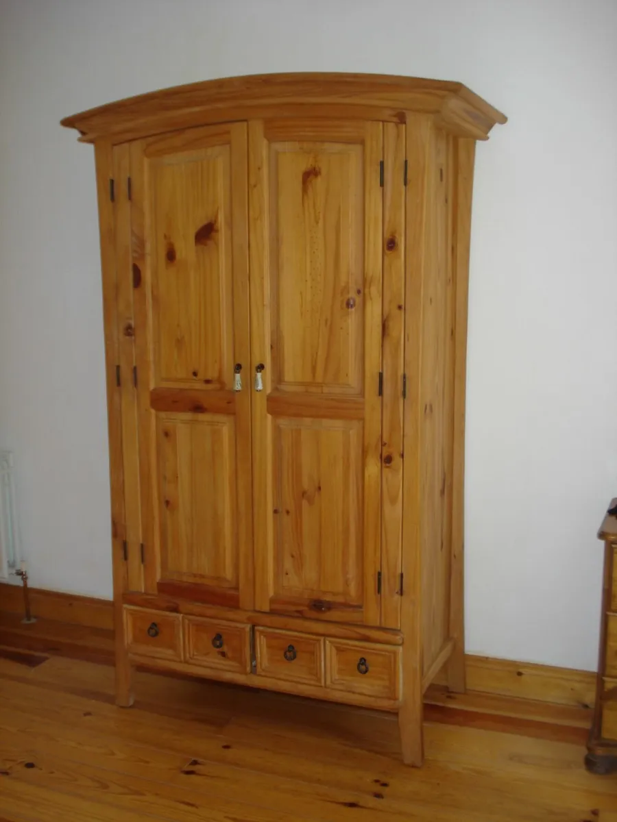 LARGE BOW TOP QUALITY SOLID PINE WARDROBE. - Image 1