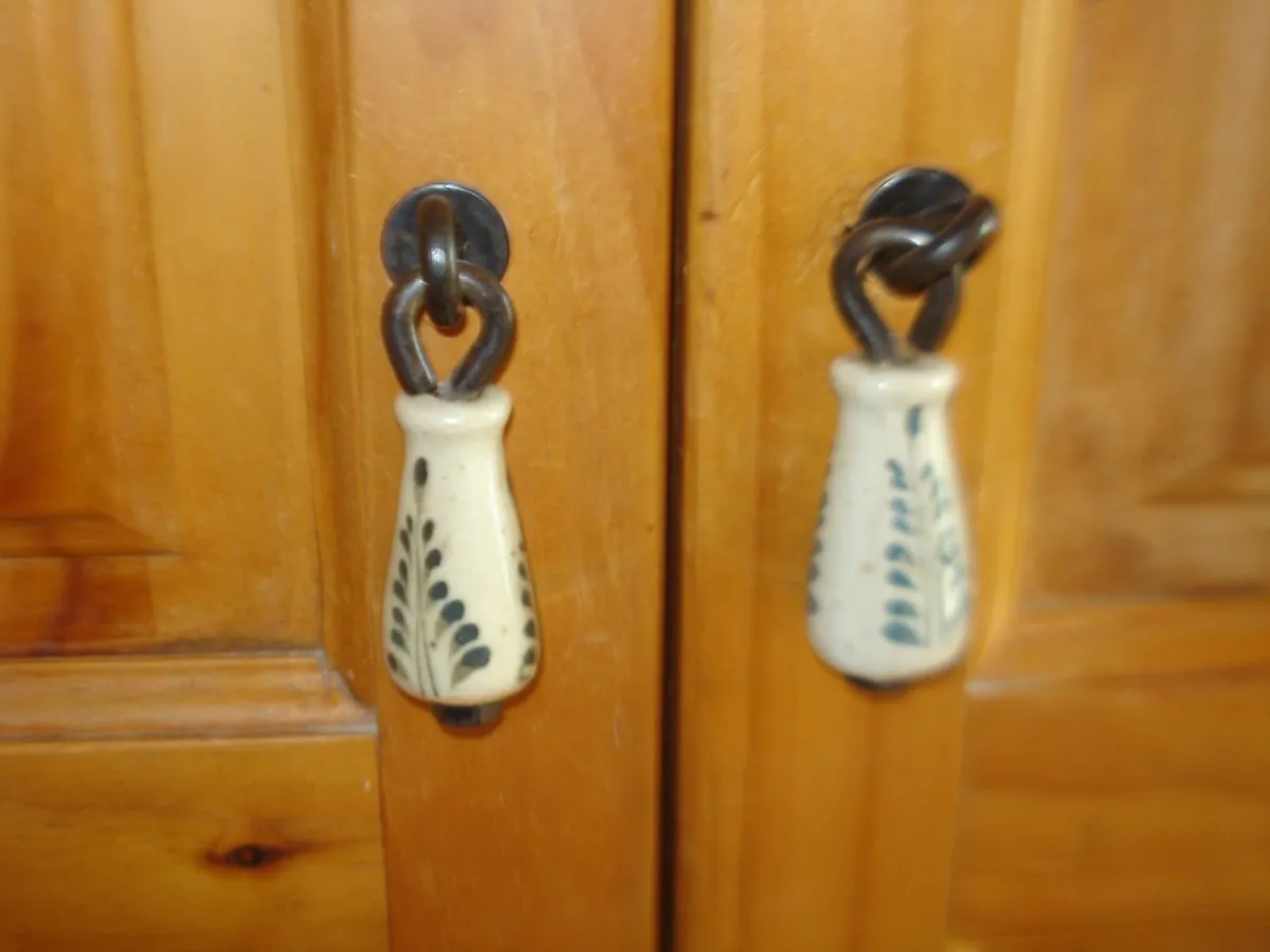 LARGE BOW TOP QUALITY SOLID PINE WARDROBE. - Image 4