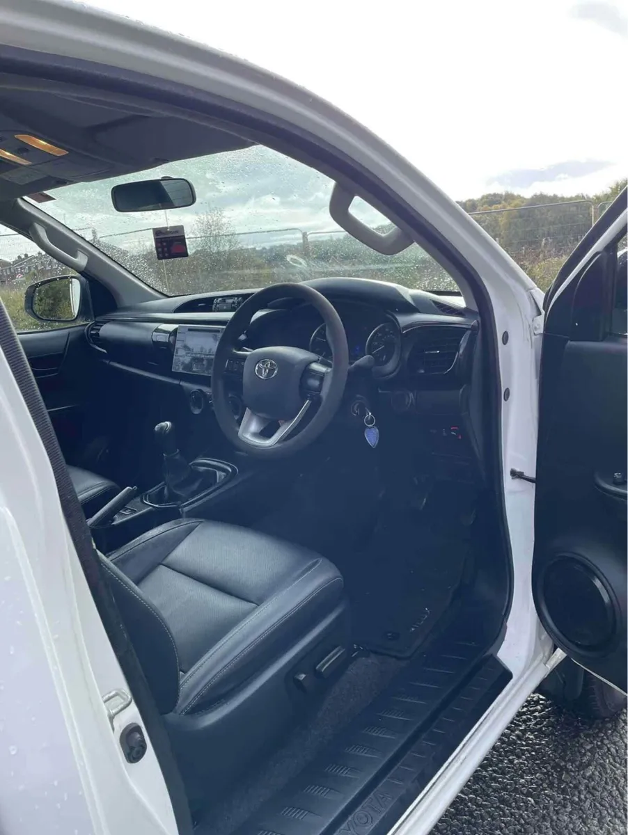 Toyota Hilux tipper - Image 2