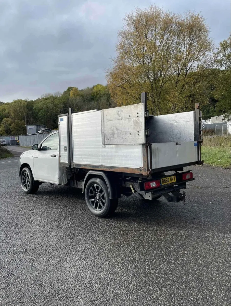 Toyota Hilux tipper - Image 3