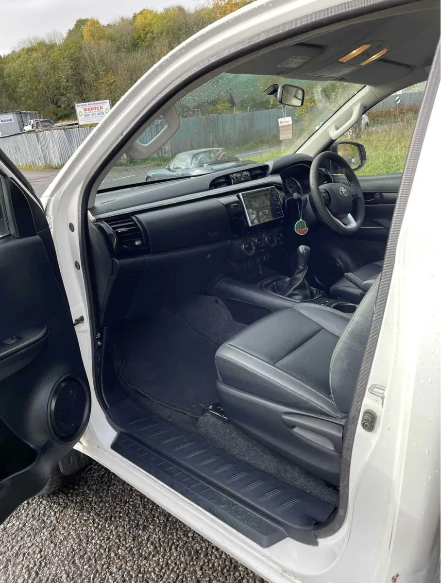 Toyota Hilux tipper - Image 4