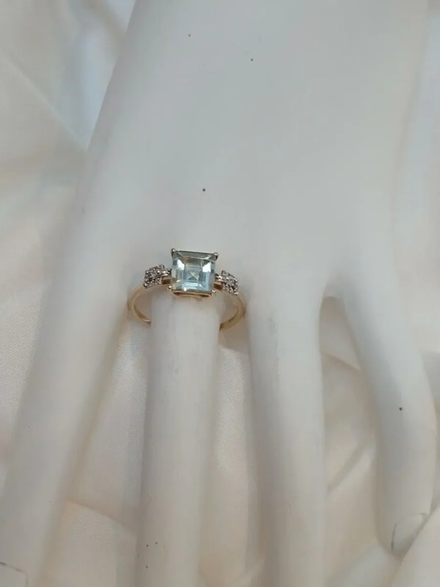 Stunning Aquamarine and White Spinel Gold Ring - Image 1