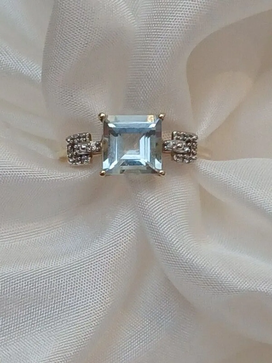 Stunning Aquamarine and White Spinel Gold Ring - Image 2