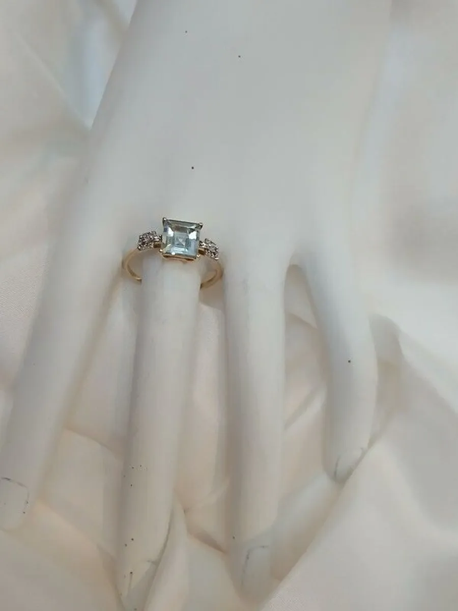 Stunning Aquamarine and White Spinel Gold Ring - Image 3