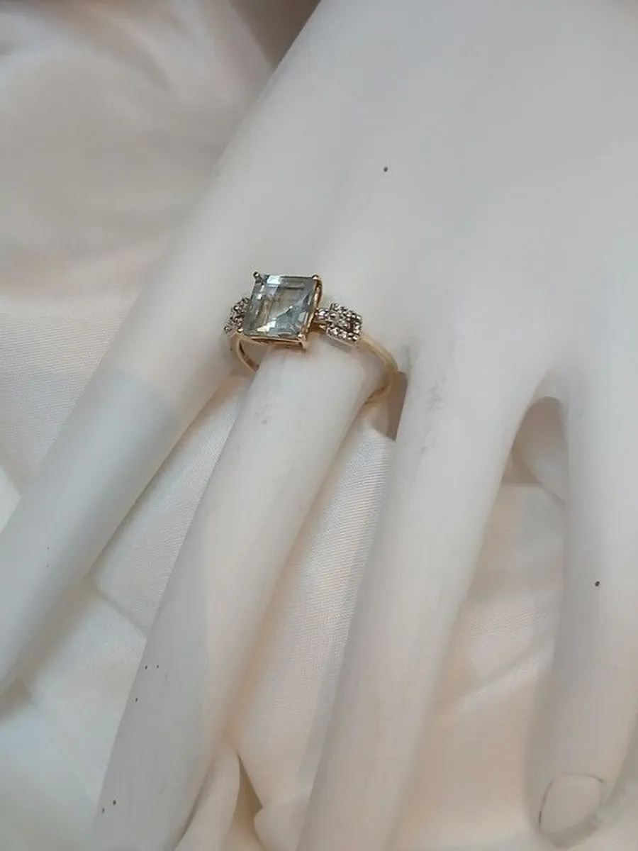 Stunning Aquamarine and White Spinel Gold Ring - Image 4