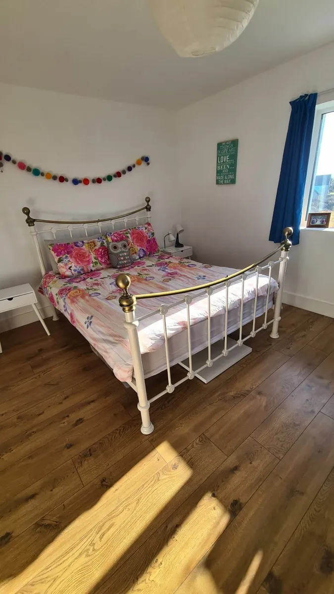 King size bed - Image 2