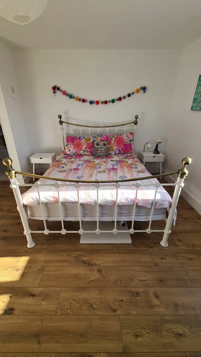 King size bed - Image 4