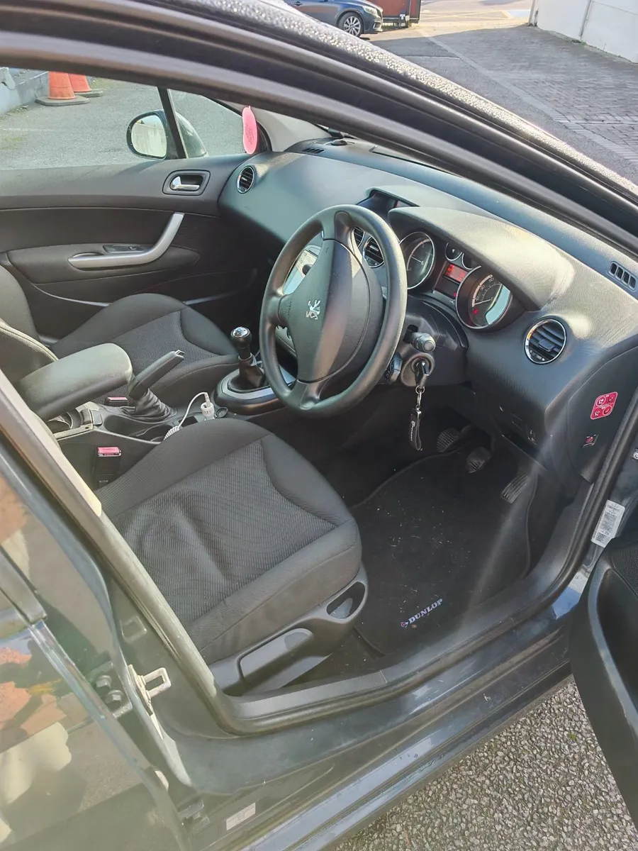 Peugeot 308 with 360° camera, low mileage - Image 4