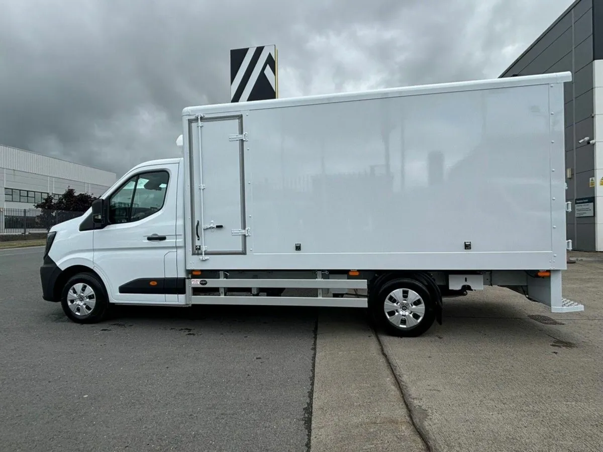 Renault Master CCAB 3.5T L3H1 Bread Van with Fridg - Image 4