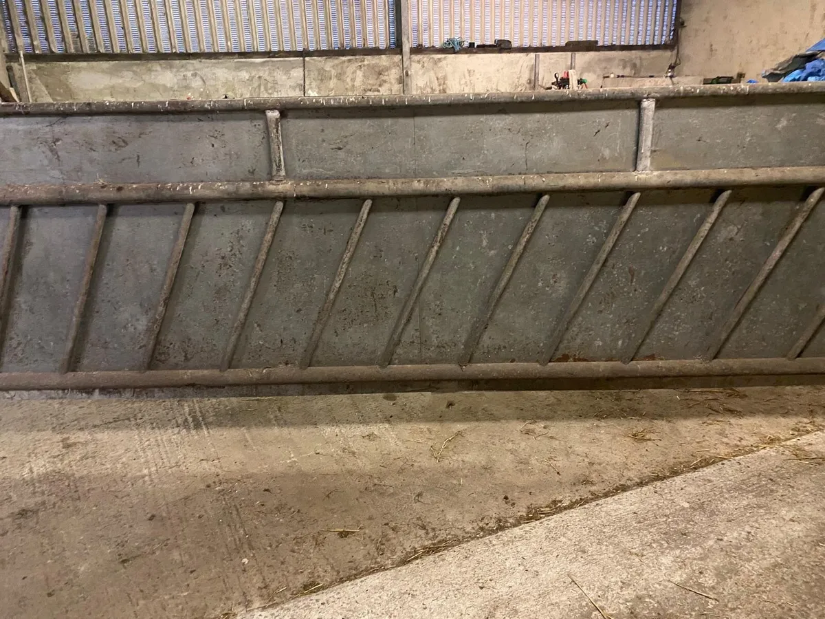 Sheeted feeding barrier - Image 1
