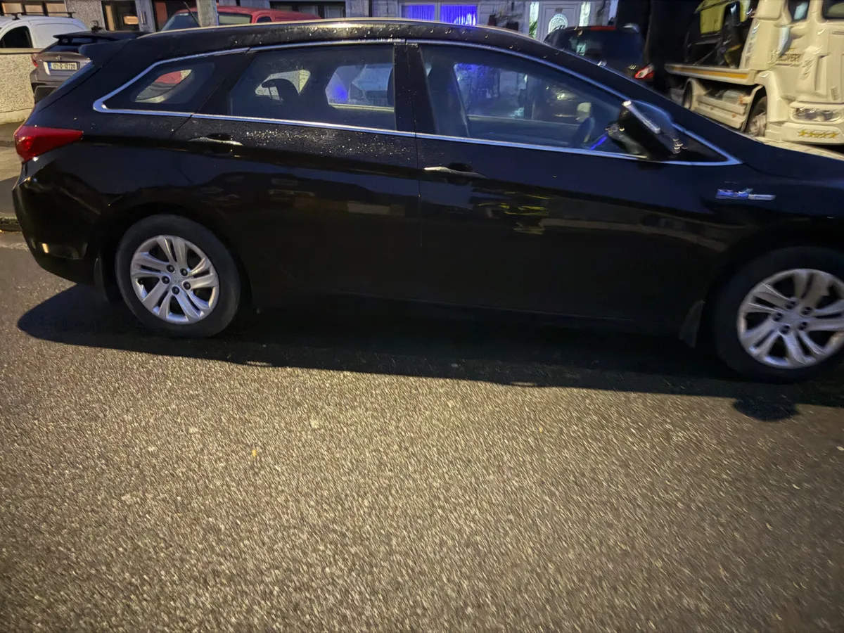 2012 Hyundai i40 estate - Image 2