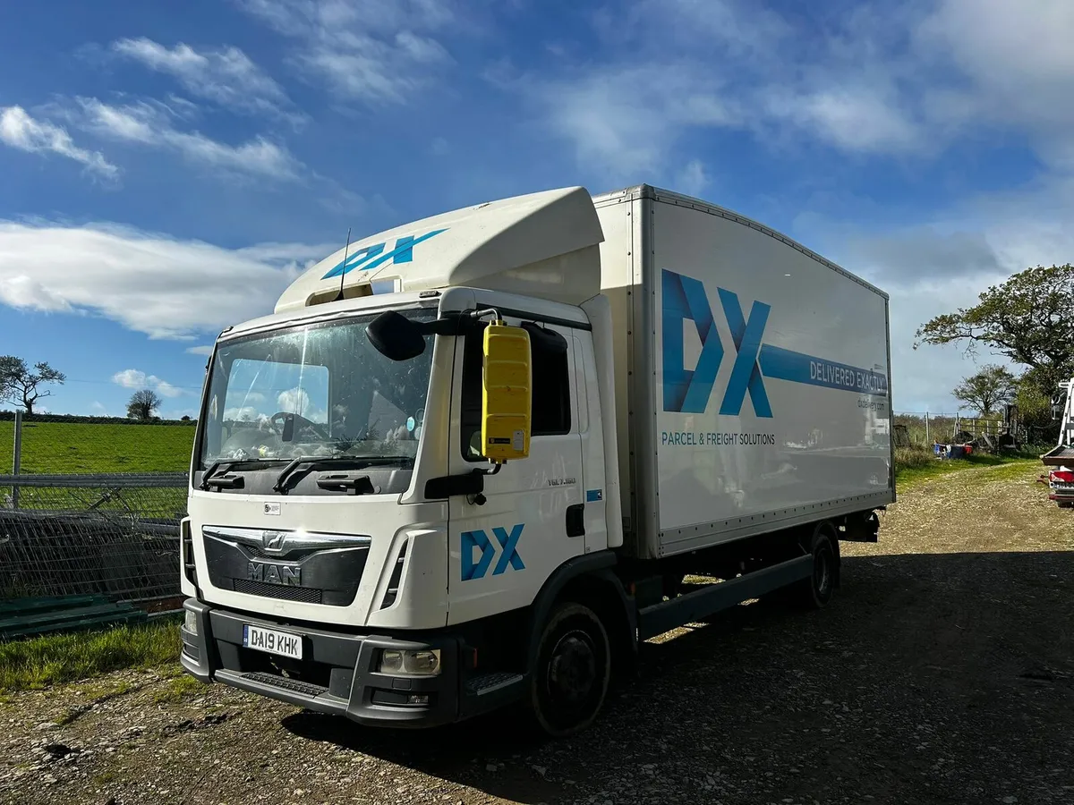 191 Man.  7-160. Box body tail lift. 🚛🚛 - Image 2