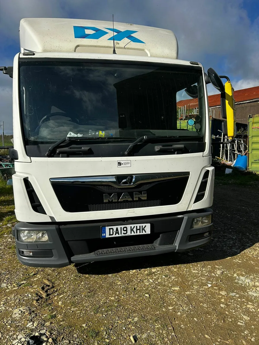 191 Man.  7-160. Box body tail lift. 🚛🚛 - Image 3