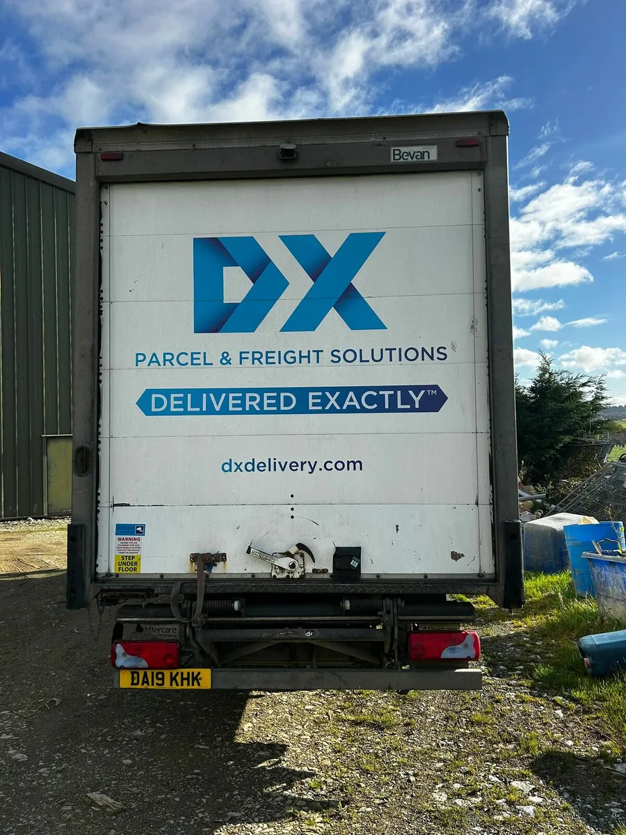 191 Man.  7-160. Box body tail lift. 🚛🚛 - Image 4