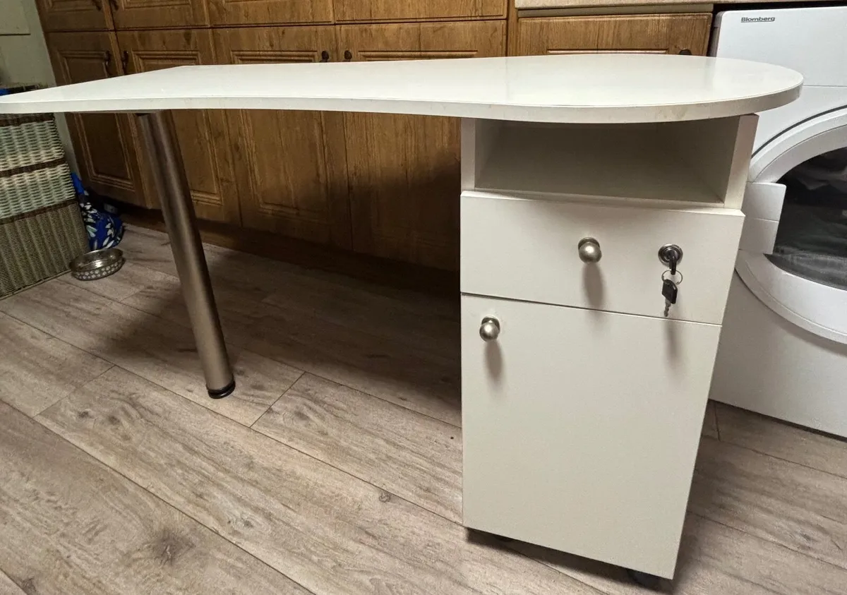 Make up table / study desk