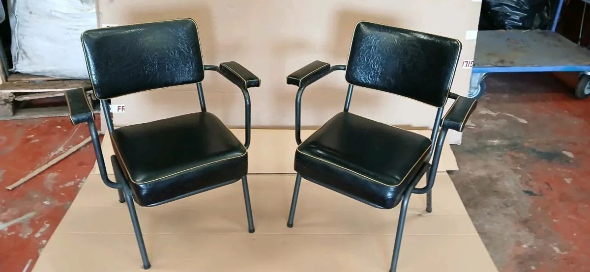 2 old leather chairs - Image 1