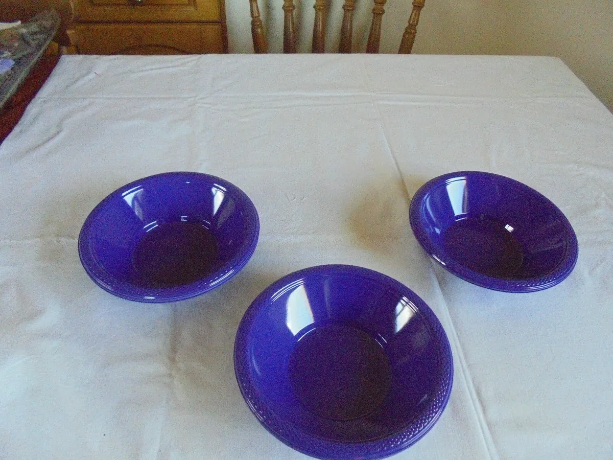 Purple Plastic Bowls x 20 for Sale - Image 2
