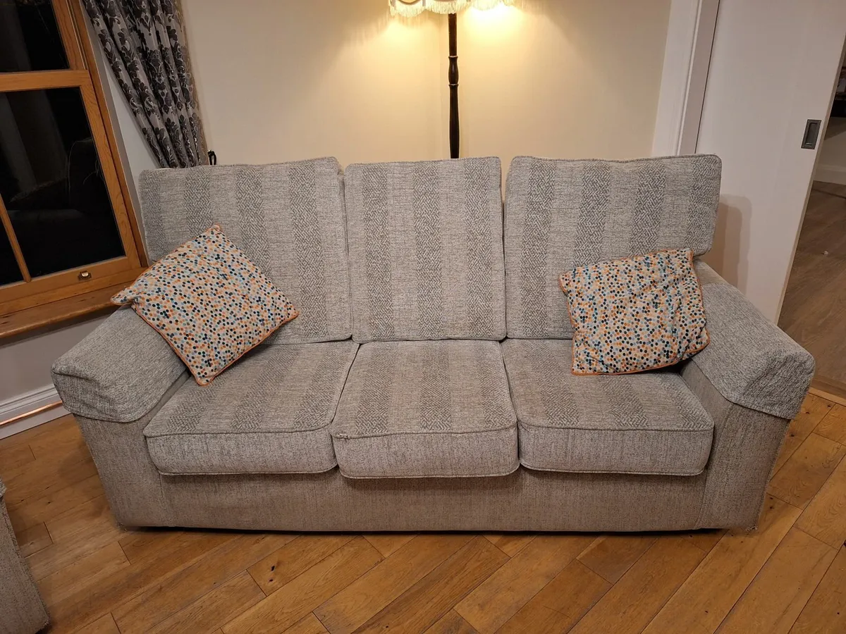 Suite of furniture - Image 1