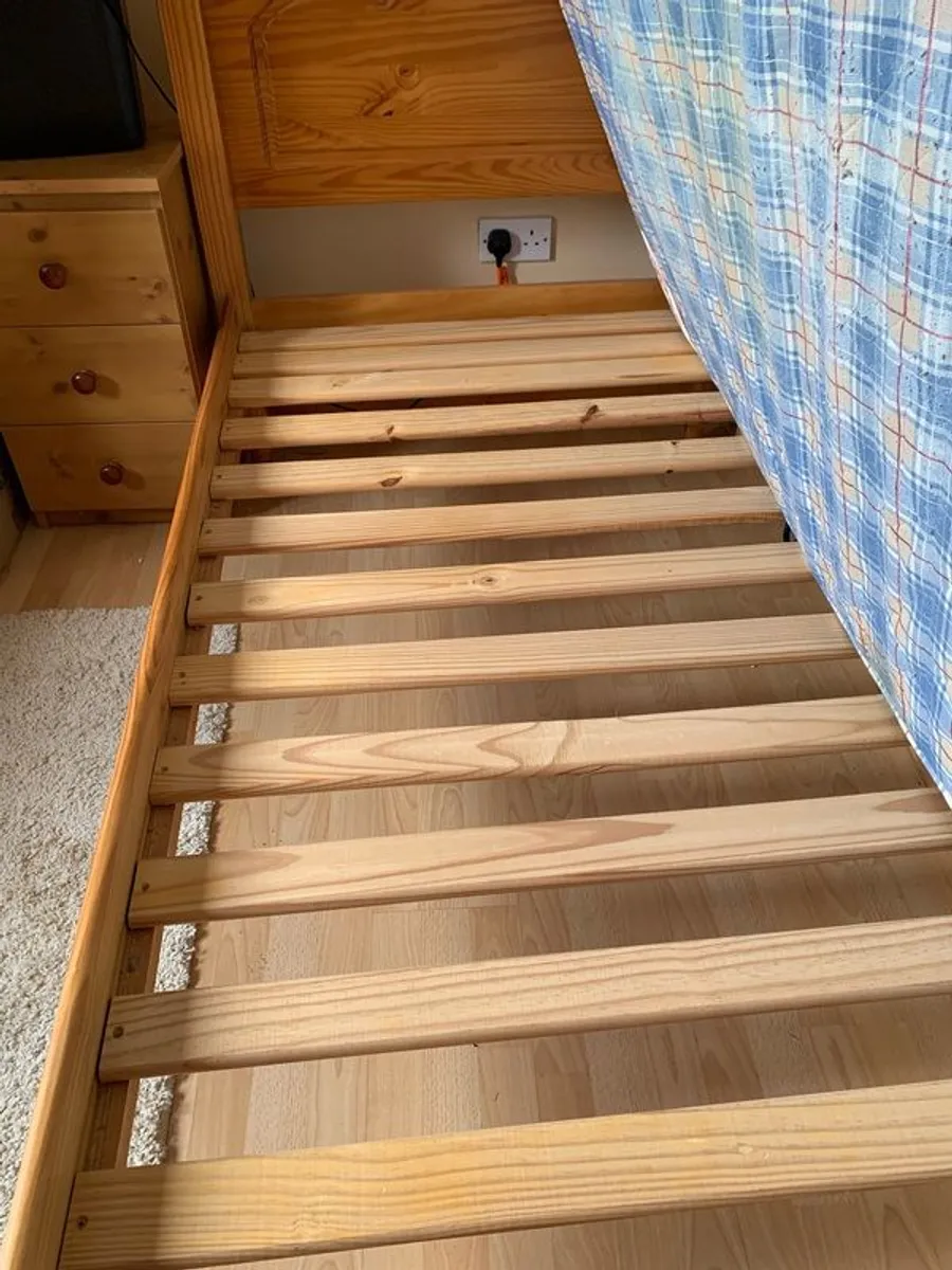 table and chairs, single bed - Image 4
