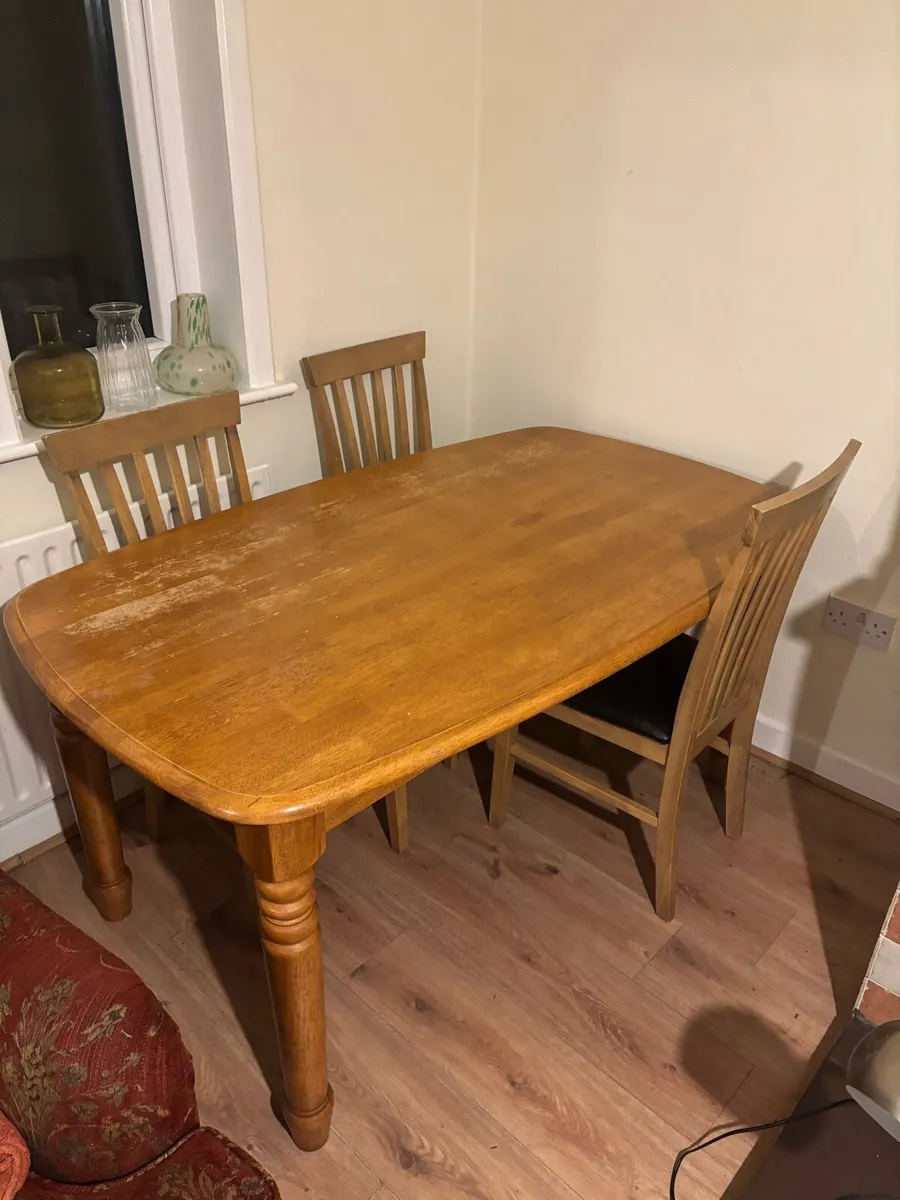 Kitchen table and chairs - Image 1