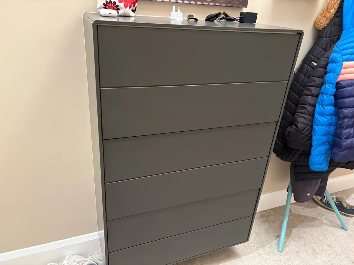 Shoes cabinets - Image 1