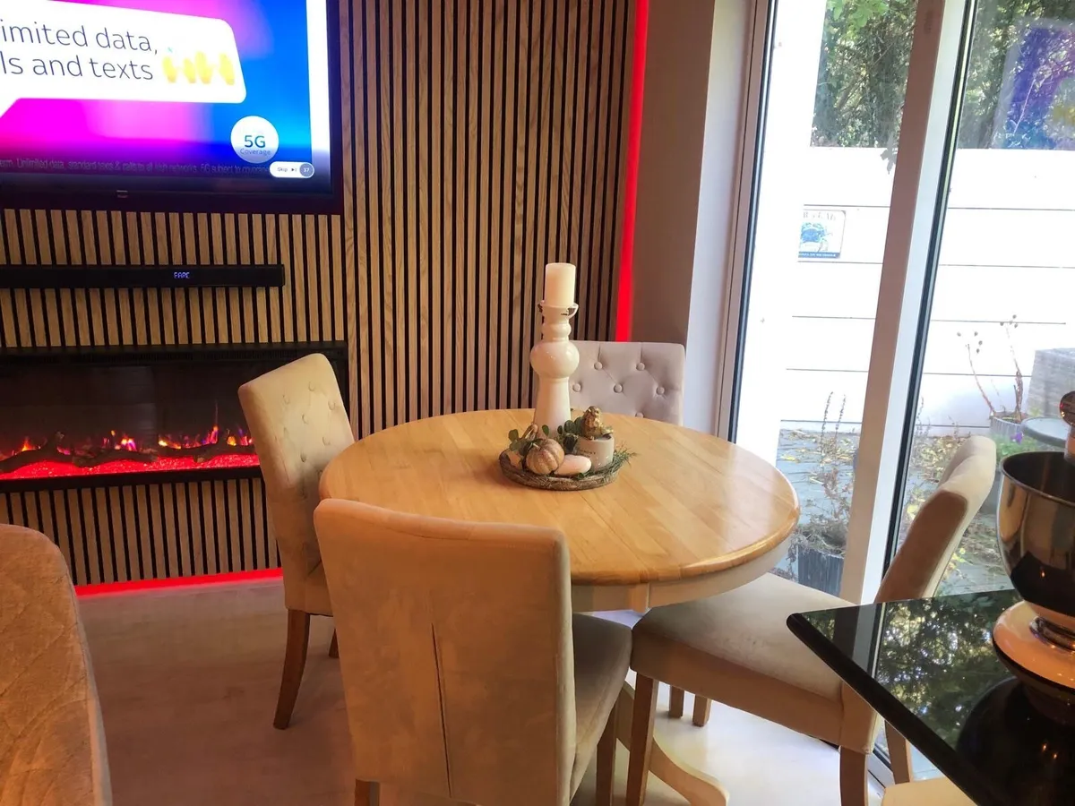 Dining table - Image 1