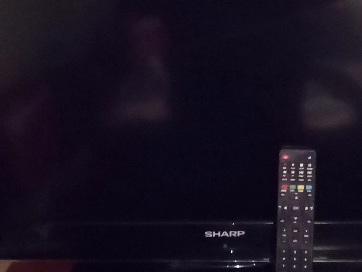 lcd 32 Inc Sharp tv - Image 1