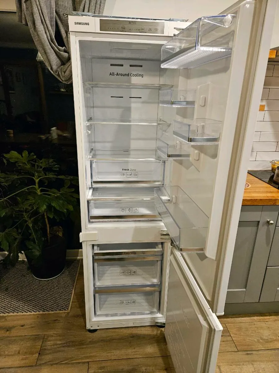 Samsung BRB260130WW Built-In Fridge Freezer - Image 1