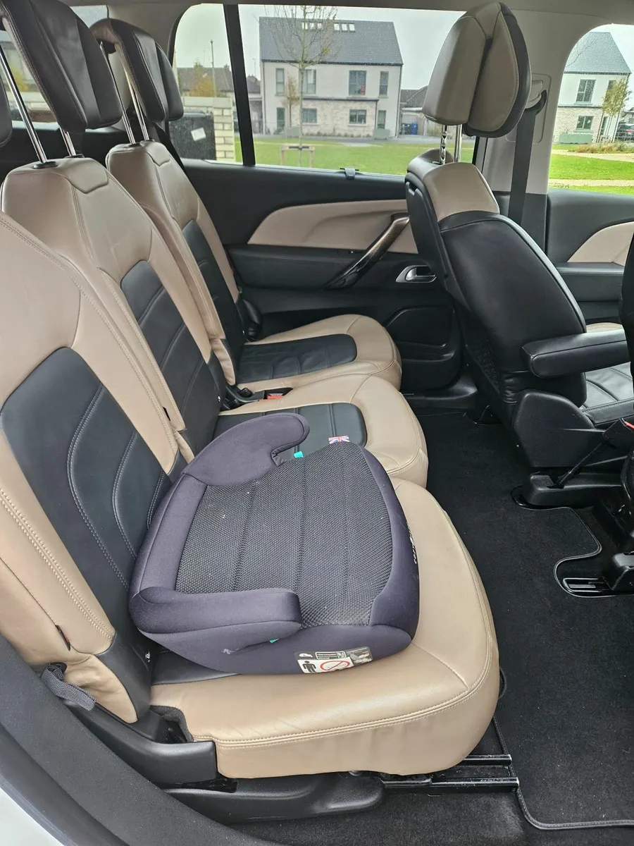 7 seater car - Image 1