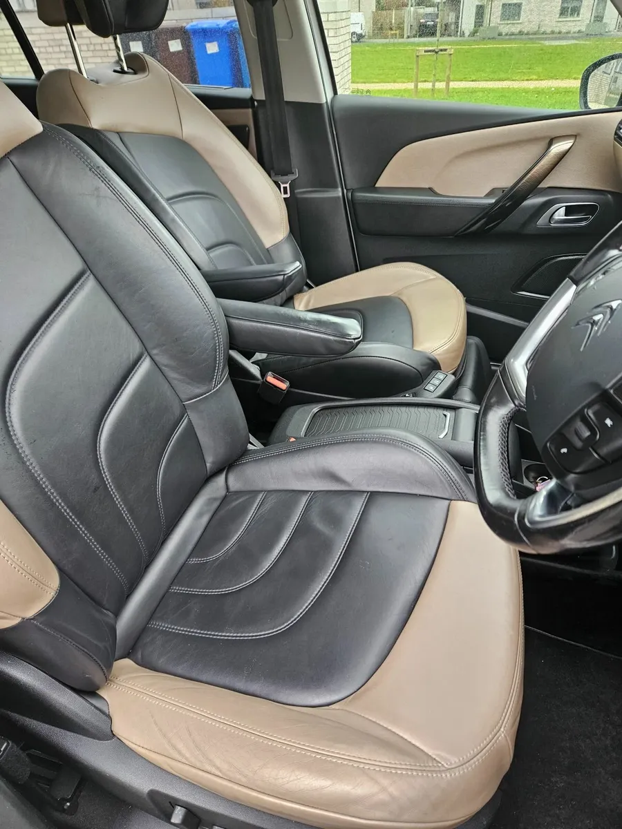 7 seater car - Image 2