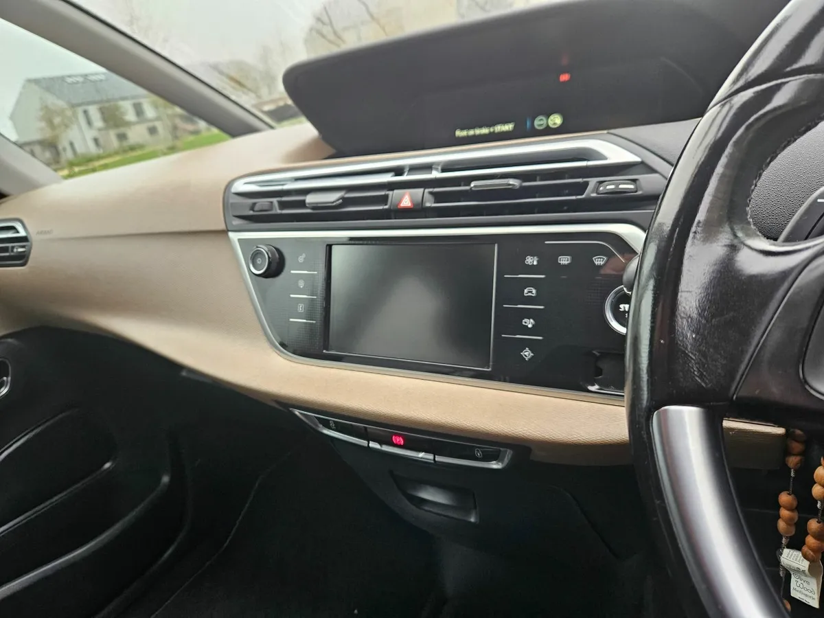 7 seater car - Image 3