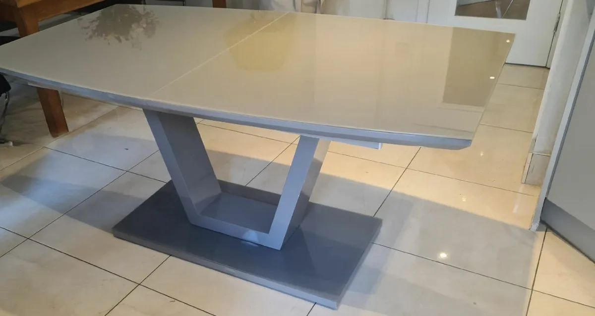 Dining table and 6 chairs - Image 2