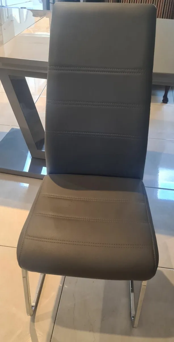 Dining table and 6 chairs - Image 4