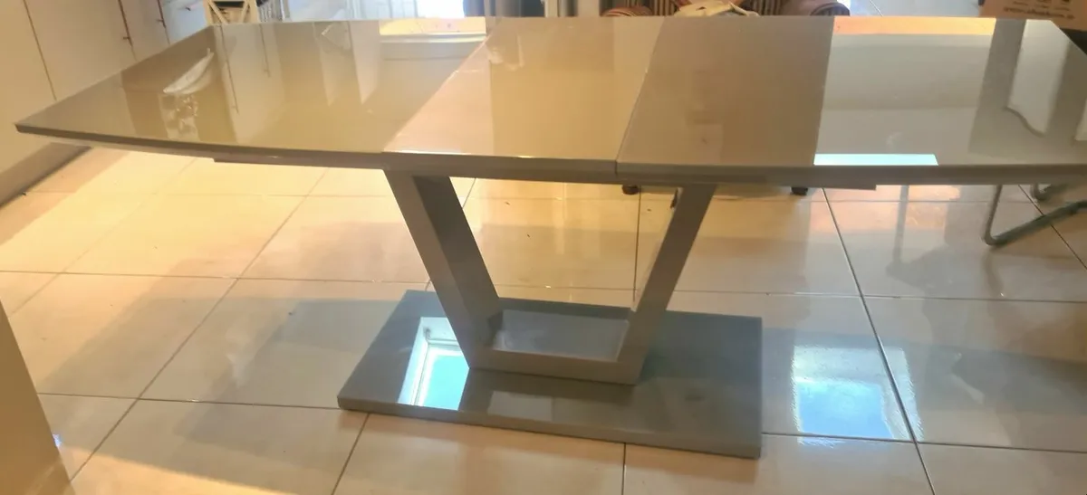 Dining table and 6 chairs - Image 1