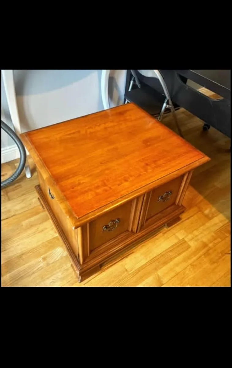 Storage cabinet/coffee table - Image 1