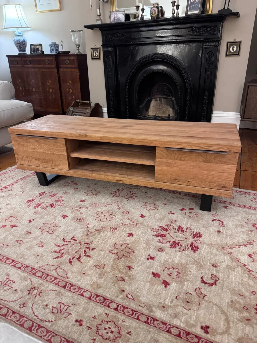 TV stand - Image 1
