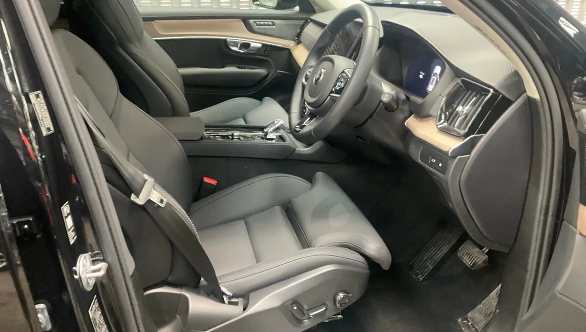 ☘️25Volvo XC90 2.0 PLUS DARK NEW GENERATION (rare) - Image 4