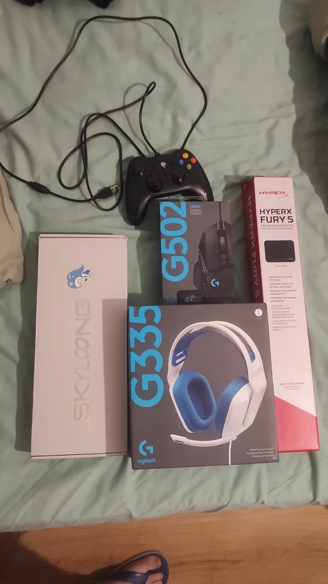 Mouse / pad, keyboard, headphones,  controller , - Image 1