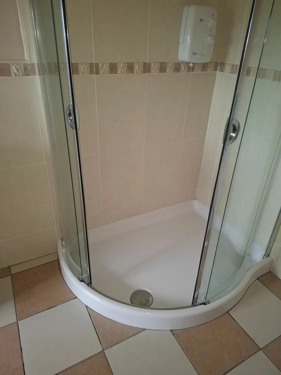Shower Tray and Doors - Image 1