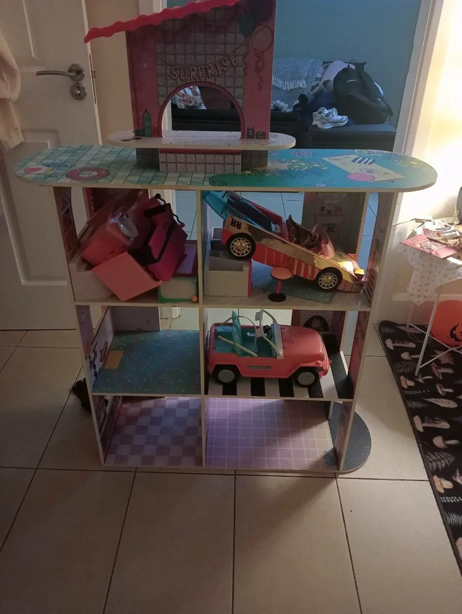 Doll house and accessories