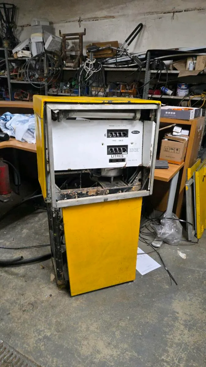 Vintage petrol pump - Image 1